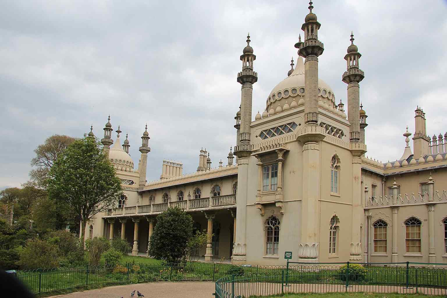 A sharp full-height view of the Royal Pavilion’s Mughal-style domes and minarets, showing the Indo-Saracenic look John Nash created in the 1810s.