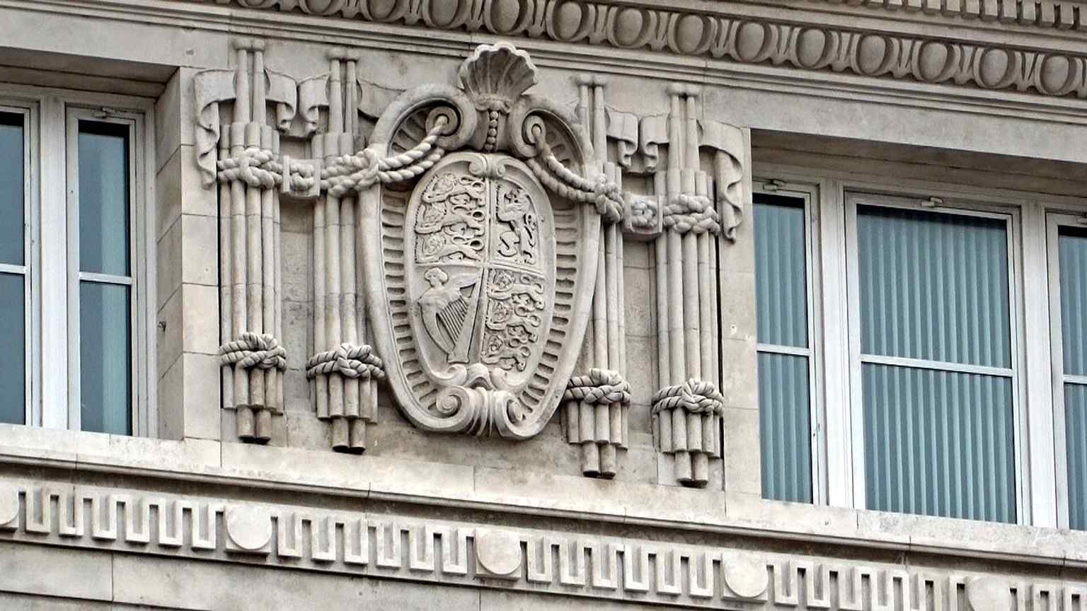 The country shield details on the façade reflect Cunard’s international reach and the building’s role in trans-Atlantic shipping.