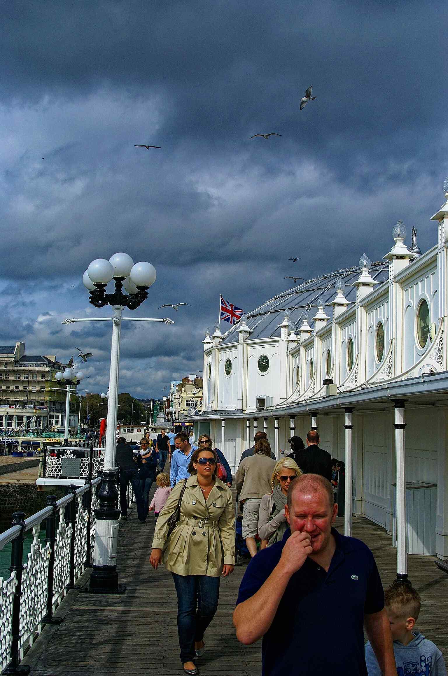 Another 2009 archival view, valuable as a dated record of the pier’s long, narrow profile and traditional amusement frontage.