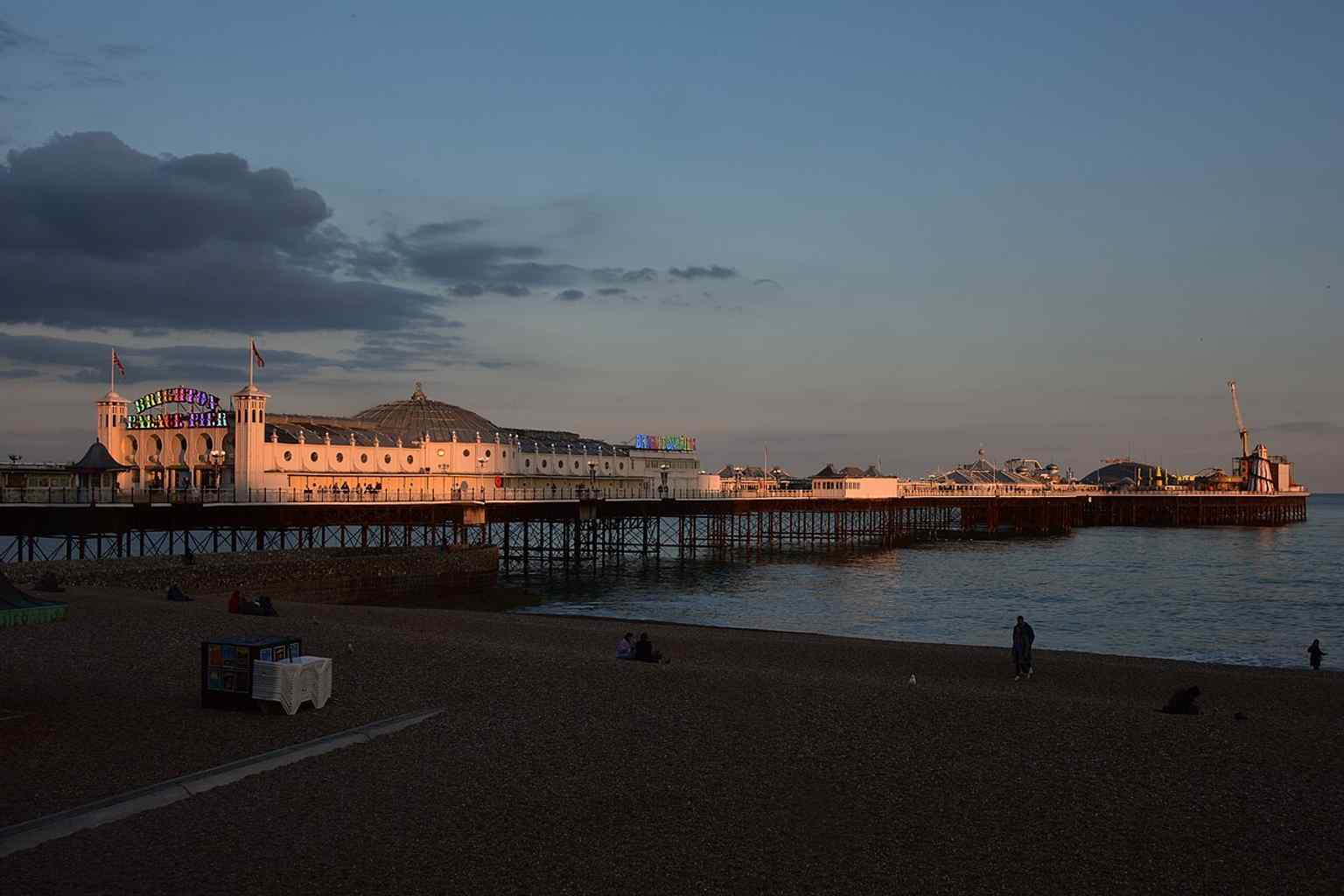 Golden-hour light gives this view a classic seaside feel, echoing the pier’s long-running popularity as an evening attraction.