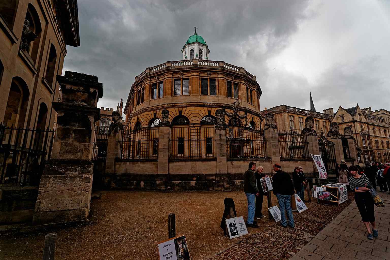 The Sheldonian Theatre, built by Christopher Wren, is one of Broad Street’s great architectural landmarks.
