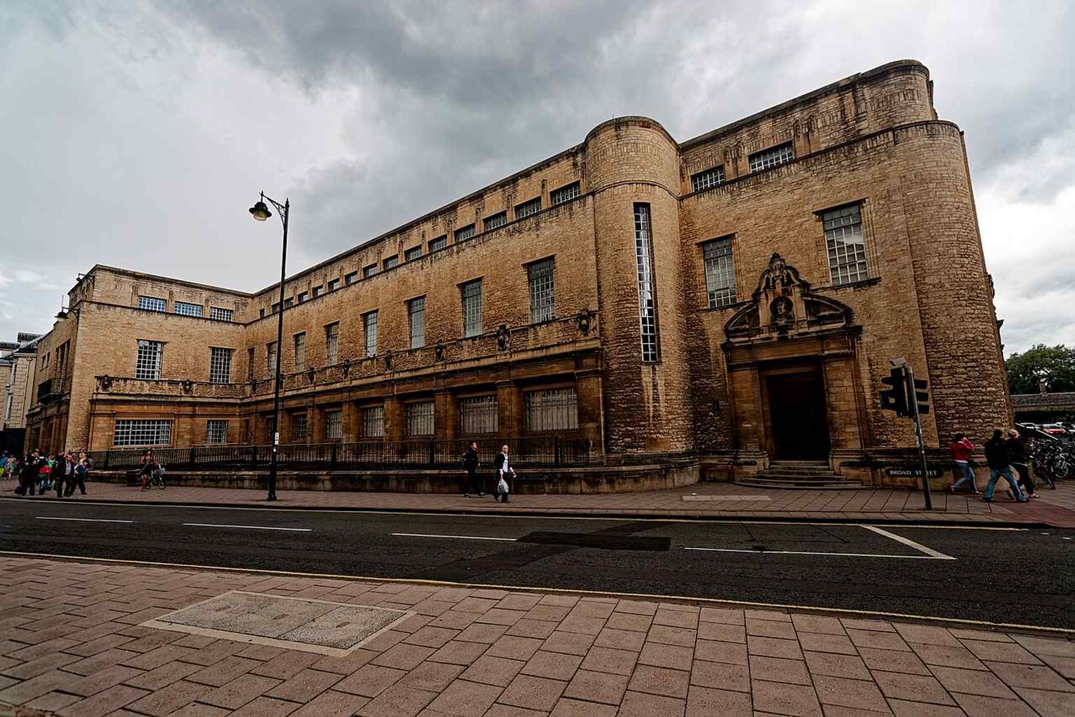 The former New Bodleian, now the Weston Library, marks the university-library side of Broad Street.