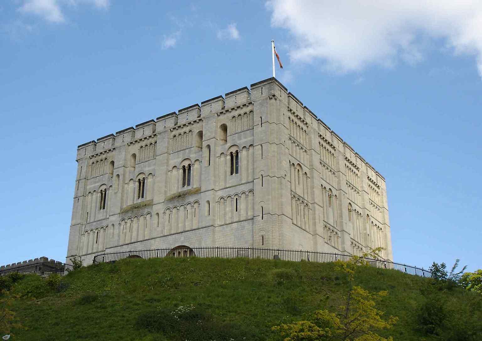 A clean modern view of Norwich Castle’s great Norman keep, the fortress William the Conqueror ordered after 1066.