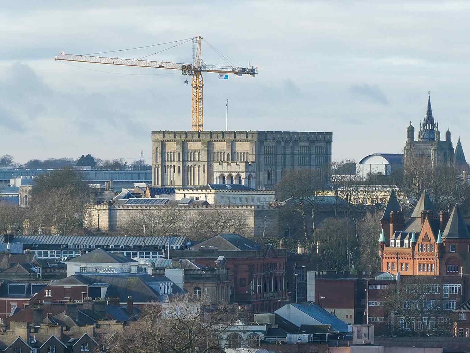 The restoration works seen from Kett’s Heights echo the castle’s 2025 rebuild, when the keep was reopened as a reconstructed royal palace.