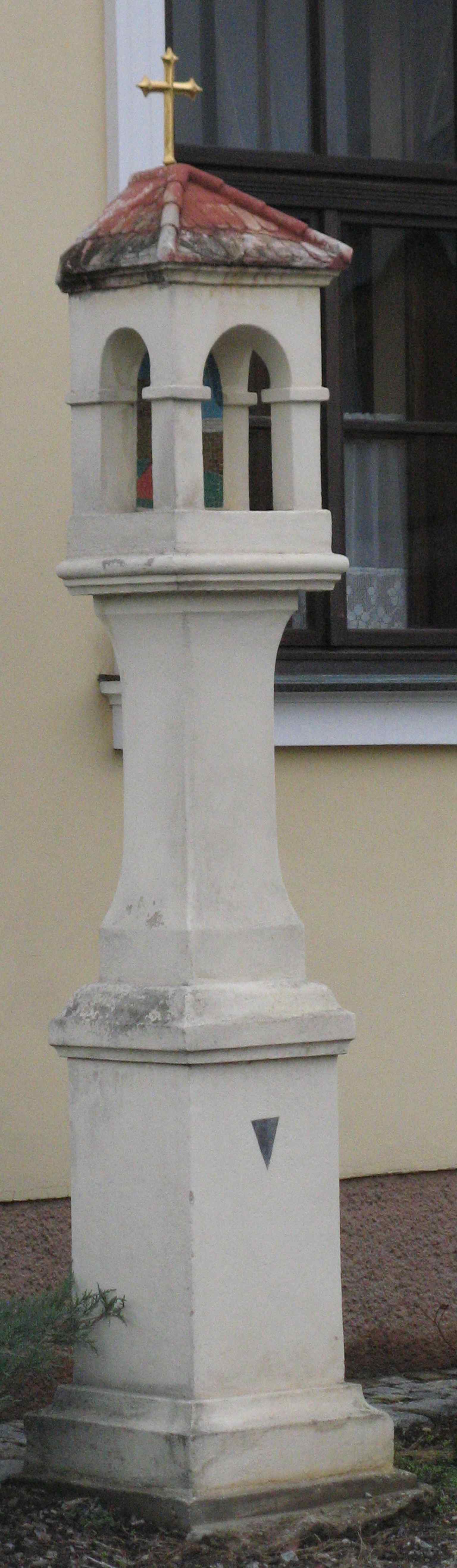 The Niche Wayside Shrine of Christ on the Mount of Olives stands at the historically significant corner of Laaer-Berg-Straße, marked by its distinctive four-sided plinth and the modern mosaic of the Mount of Olives scene installed in 1970.