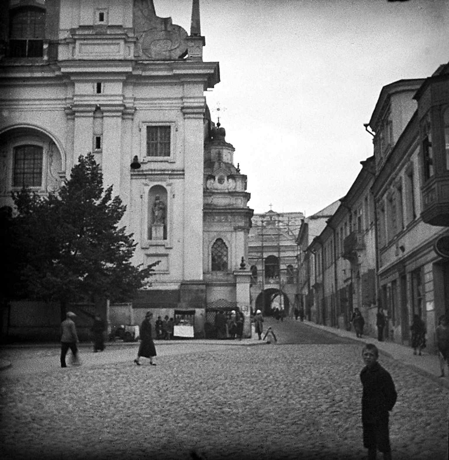 A black-and-white view of Ostra Brama around 1930, preserving the historic appearance of the Gate of Dawn before modern restoration.