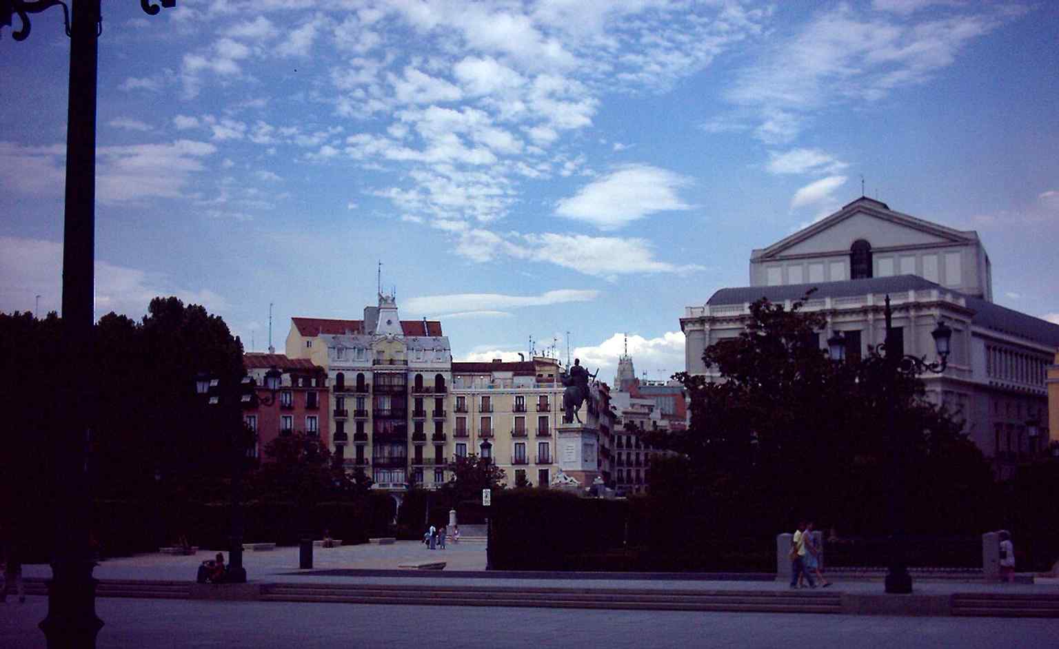 A wider Plaza de Oriente view with the opera house in the background, showing the theatre’s royal setting.