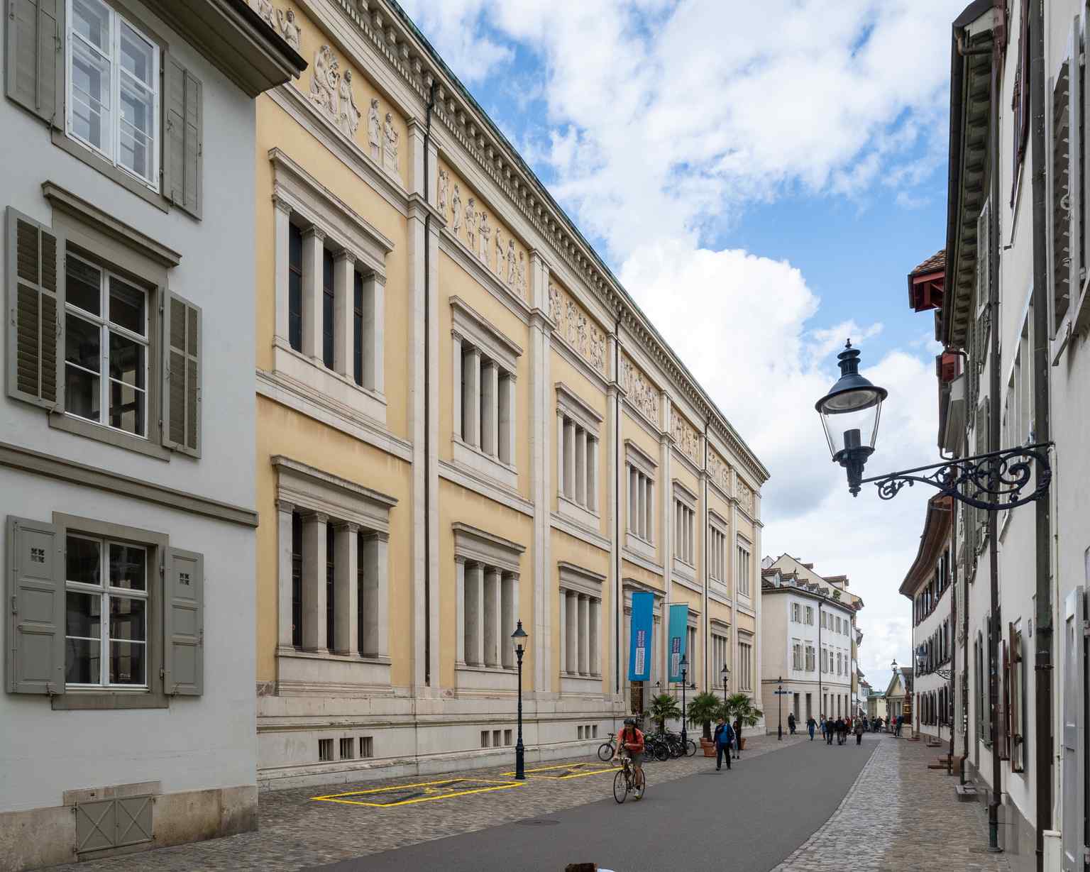 The monumental facade of the museum on Augustinergasse, which has housed these collections since 1849 (2023).