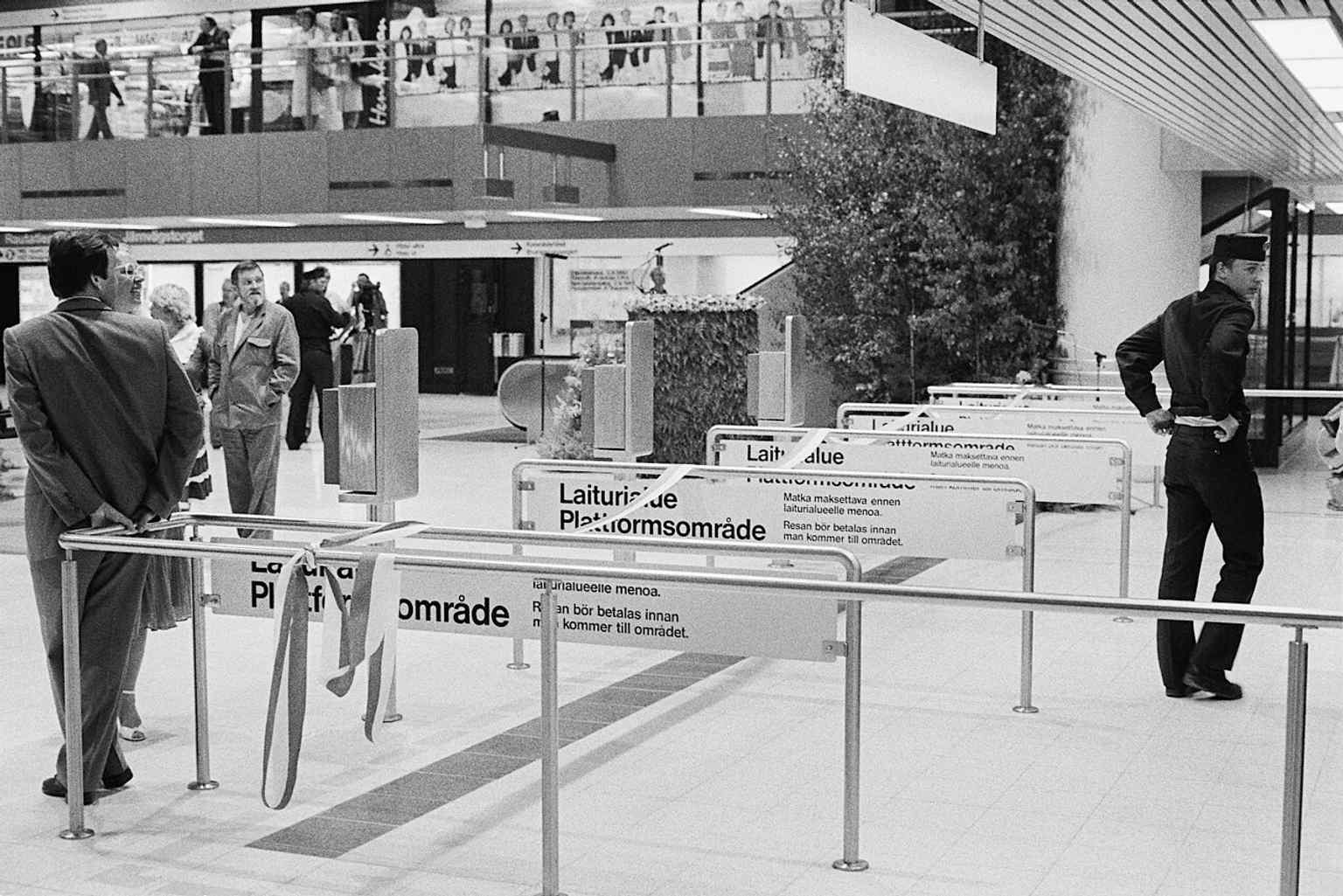 The station entrance closed off with ribbon before the 1982 ceremony — a simple but evocative view of the metro’s highly anticipated opening.