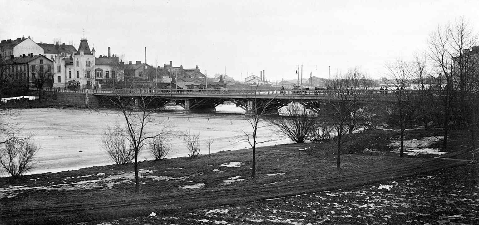 Pitkäsilta still wooden in 1909, before the stone bridge opened in 1912 and replaced the earlier crossings over Kaisaniemenlahti.