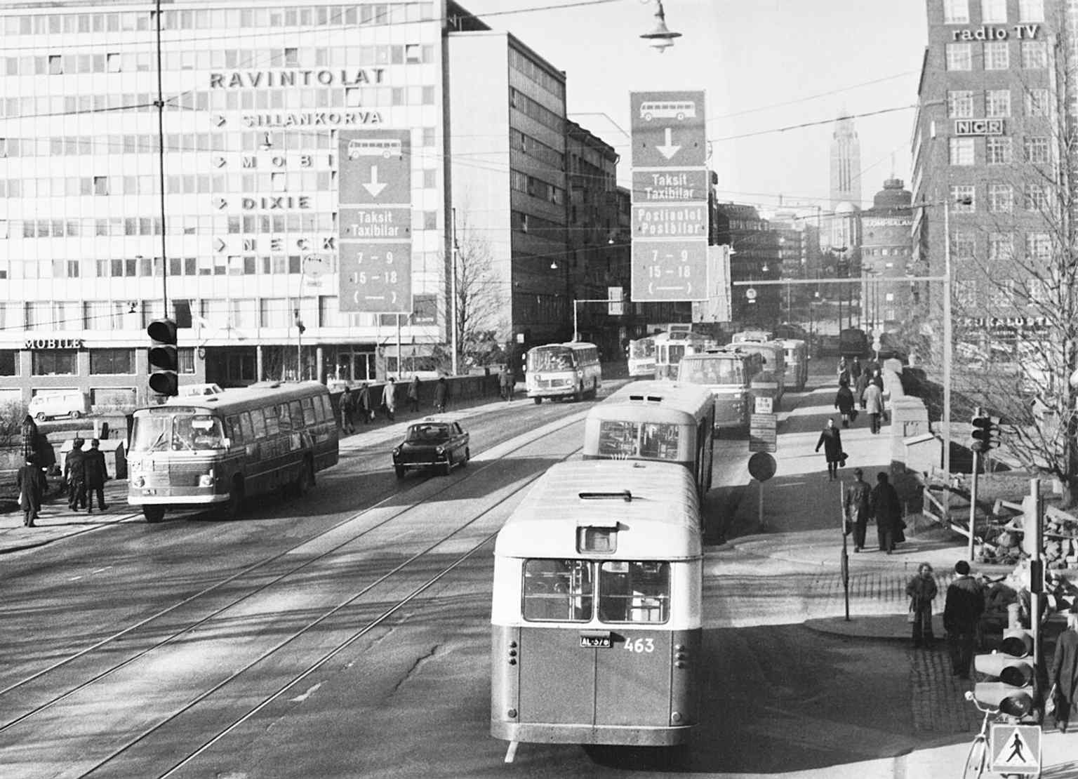 Looking from Unioninkatu toward Pitkäsilta in 1972, where tram and bus lanes were marked above the road — a sign of the bridge’s heavy traffic role.