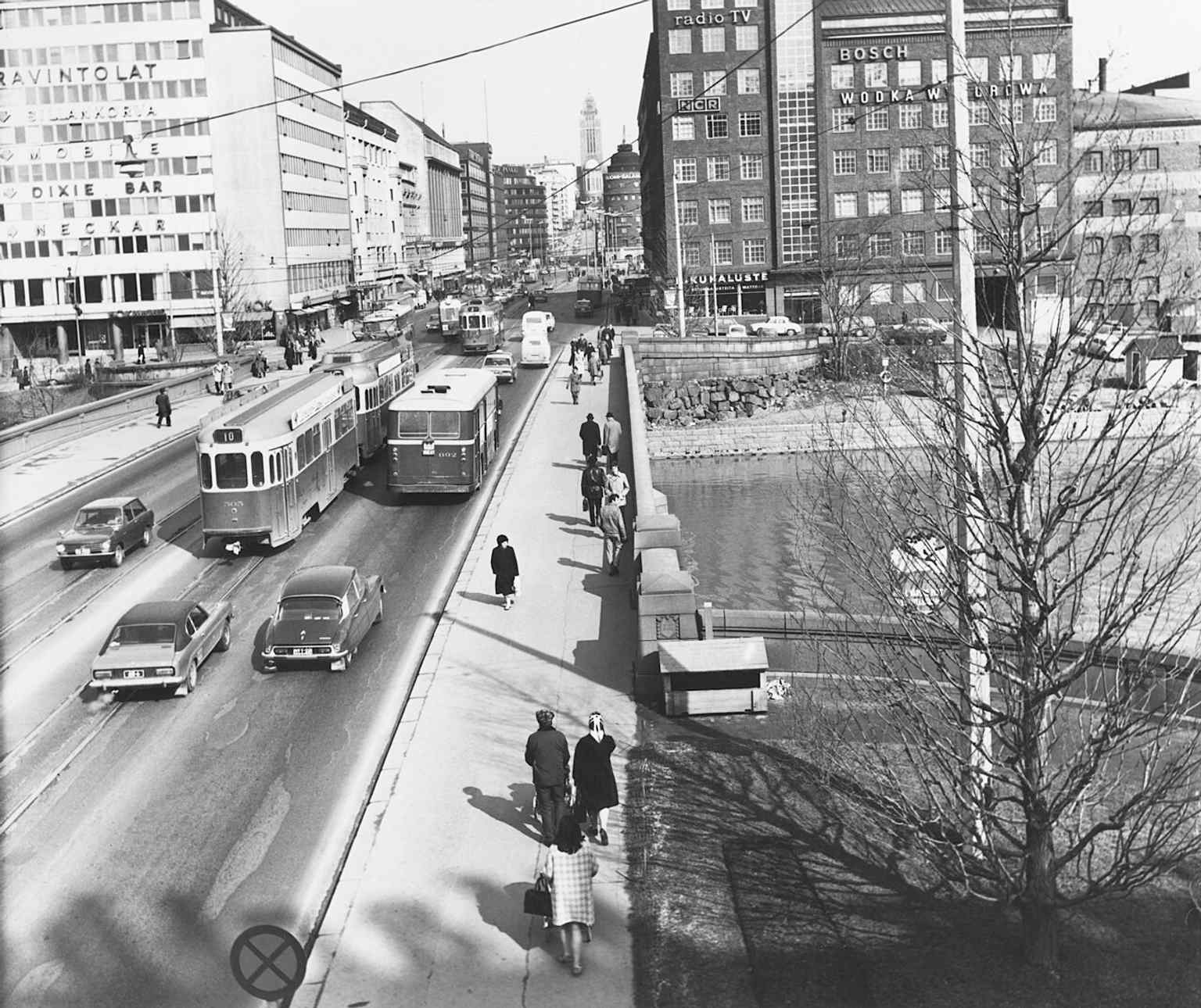 Traffic on Pitkäsilta in 1971, echoing the bridge’s importance as a major route between the city center and the northern districts.