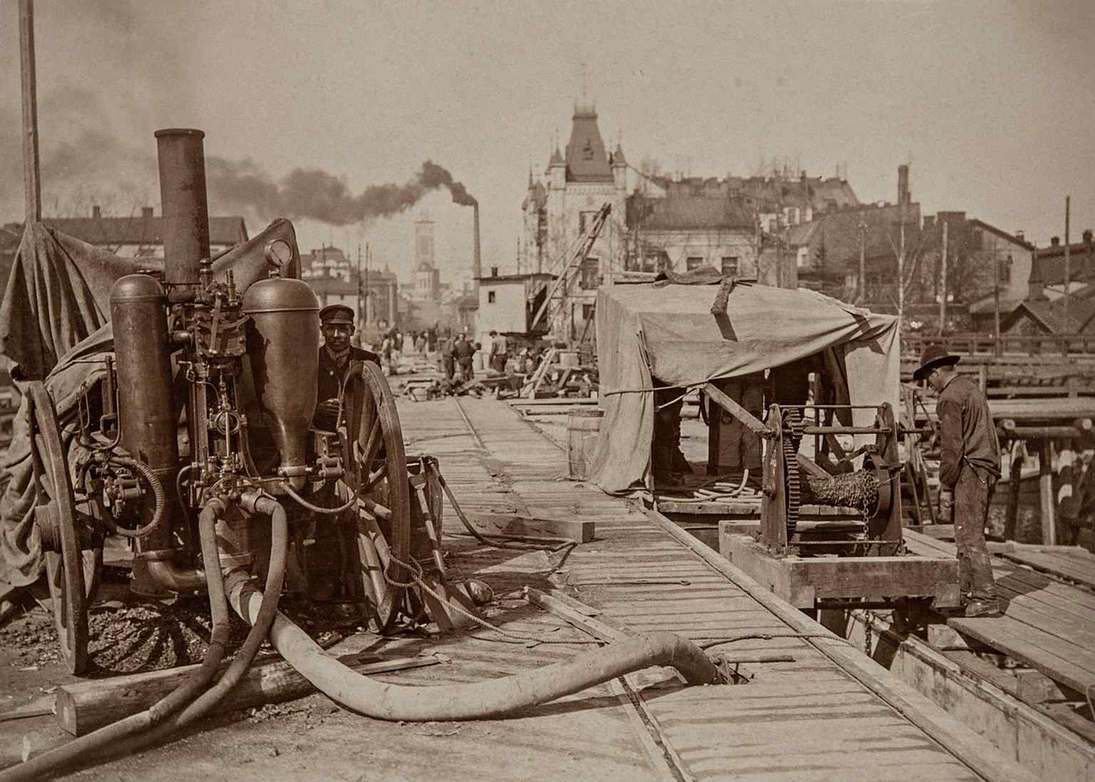 A busy construction scene with steam pump and winch, matching the 1911 build-out of the new 22-meter-wide stone bridge.