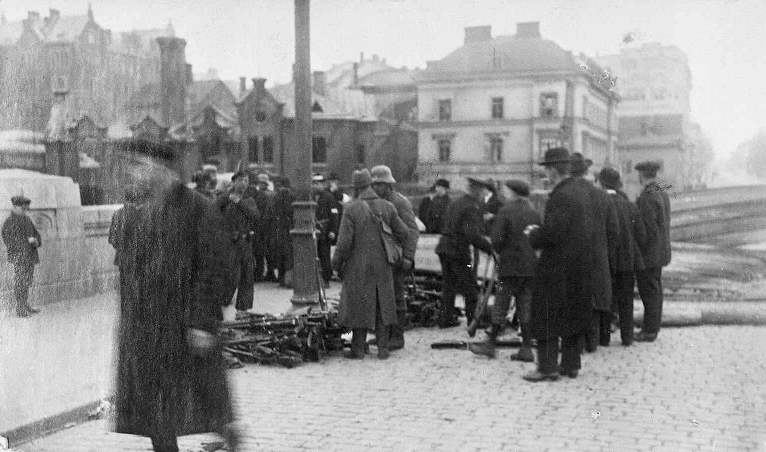 Pitkäsilta with the Maexmontan spirit factory behind it in 1918, tying the bridge to the battle damage seen during the Finnish Civil War.
