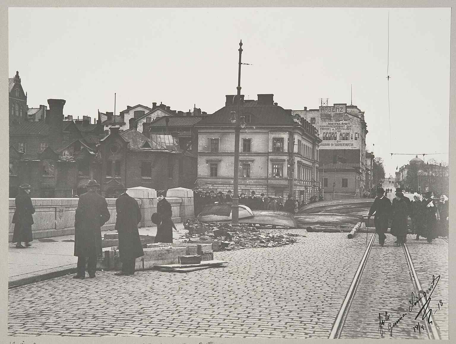 Barricades at the end of Pitkäsilta in 1918 — a stark reminder that the bridge became a frontline during the Battle of Helsinki.