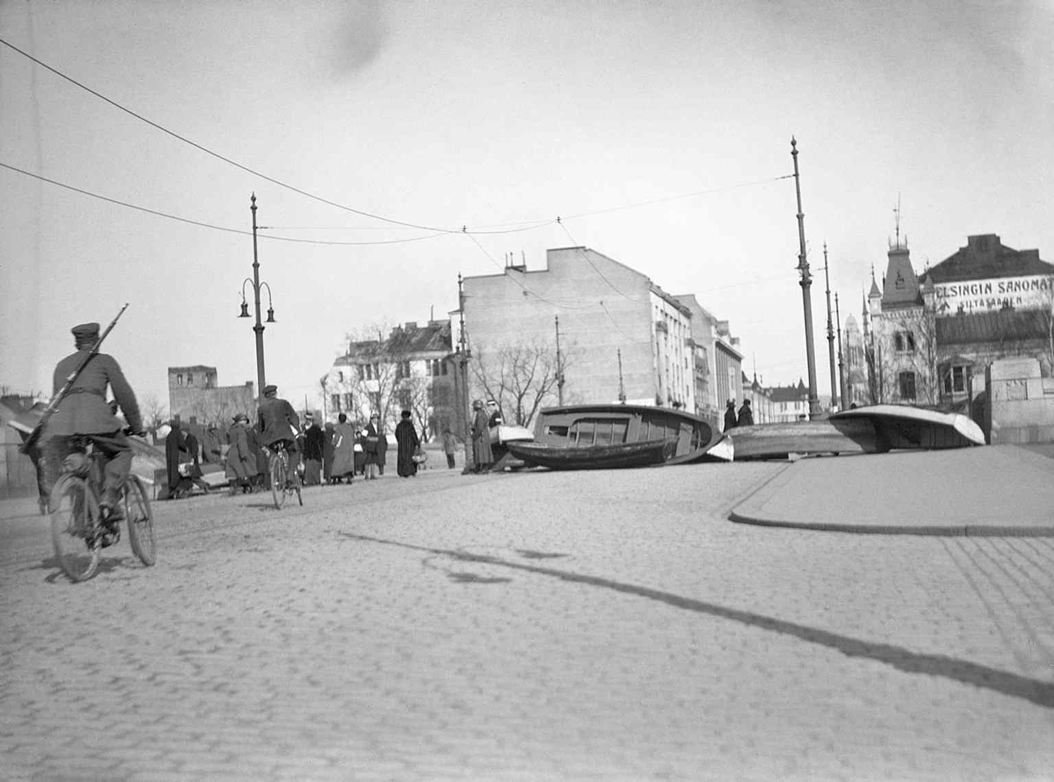 A checkpoint near Pitkäsilta in 1918, reflecting the bridge’s role as a controlled crossing between the city center and the workers’ districts.