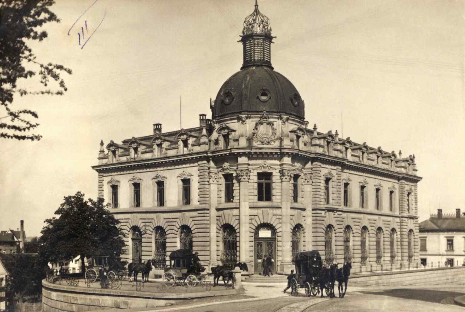 Postkutschen still stand in front of the main post office in 1930, showing how the building served both letters and passenger traffic in its early decades.