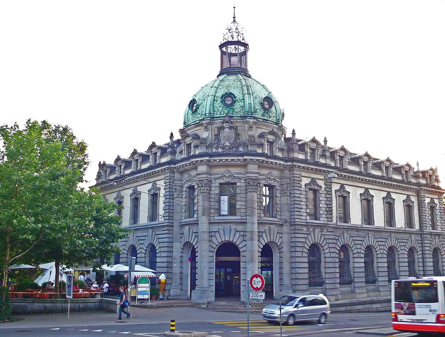 A clear view of the 1898 main post office by Theodor Gohl, the landmark on Löwenplatz that is protected as a cantonal monument.