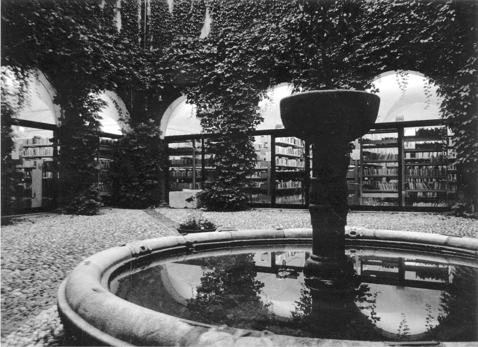 The courtyard of the Biblioteca Civica, which was part of the renovations in the 1920s when the library moved to Palazzo Audiffredi, featuring a 17th-century fountain from Caraglio.