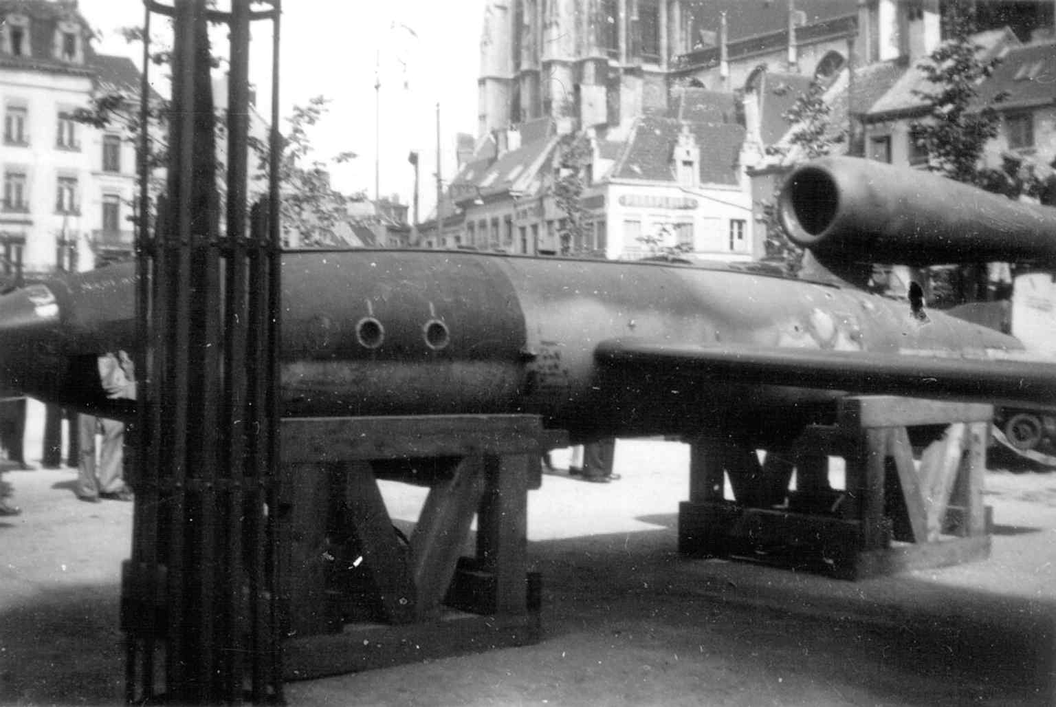 A rare wartime scene on the Groenplaats, with a V-1 on display and the cathedral in the background — showing how the square has long been a stage for major public events.