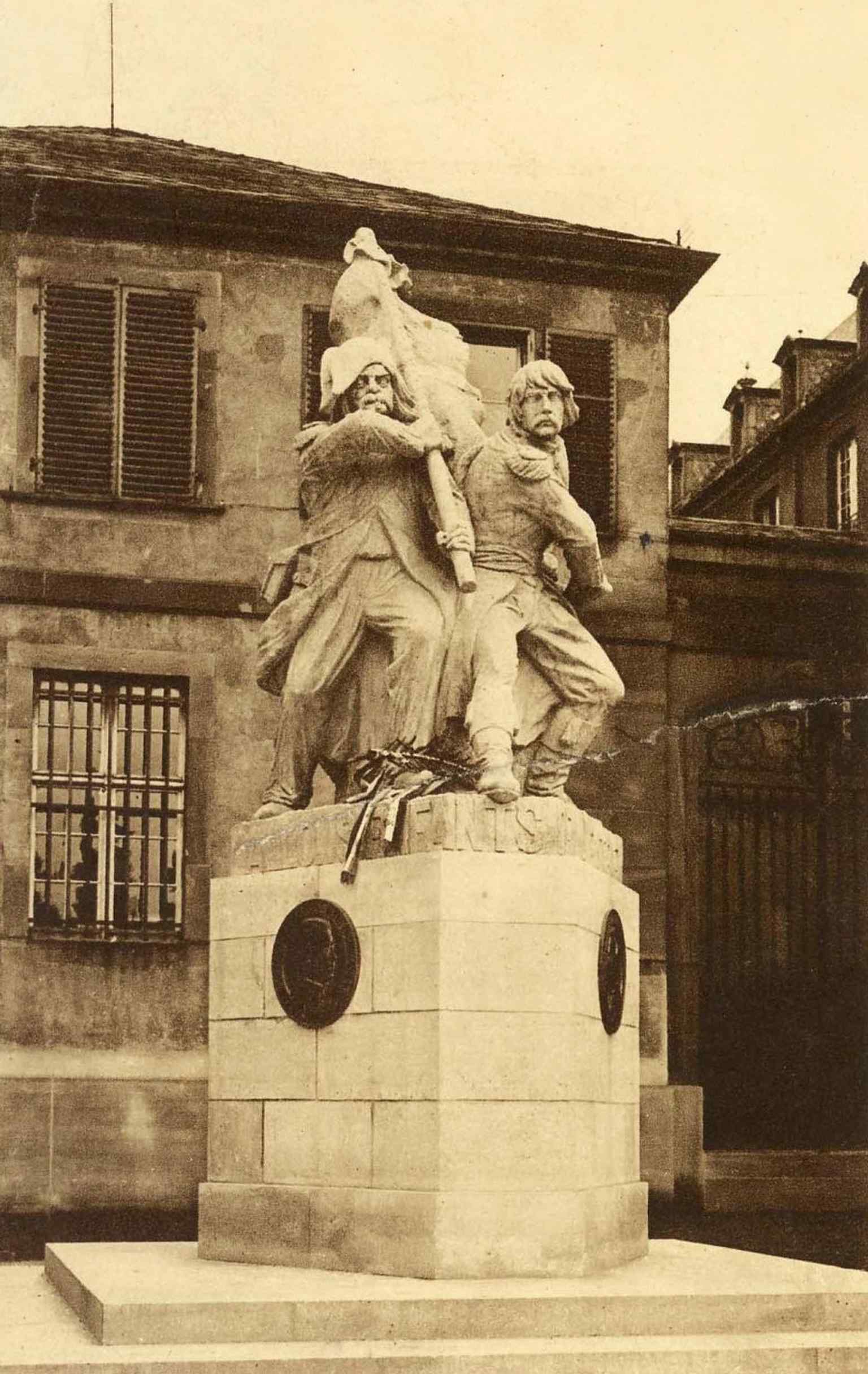 The Marseillaise monument on Place Broglie before its wartime destruction, tying the square to Strasbourg’s most famous patriotic story.