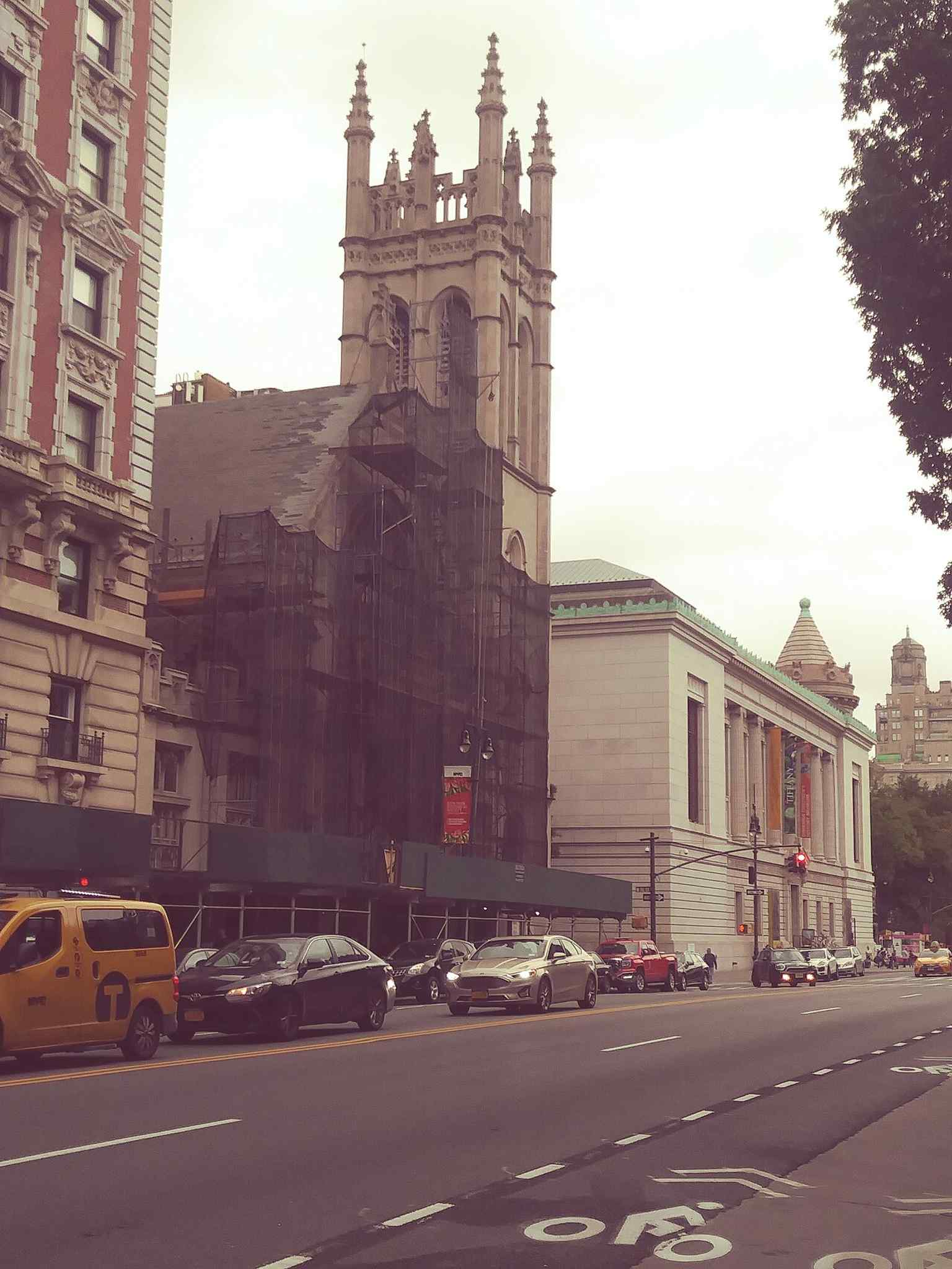 A strong streetscape of Central Park West landmarks: the Fourth Universalist Society, New-York Historical Society, and the American Museum of Natural History anchor the district’s civic edge.