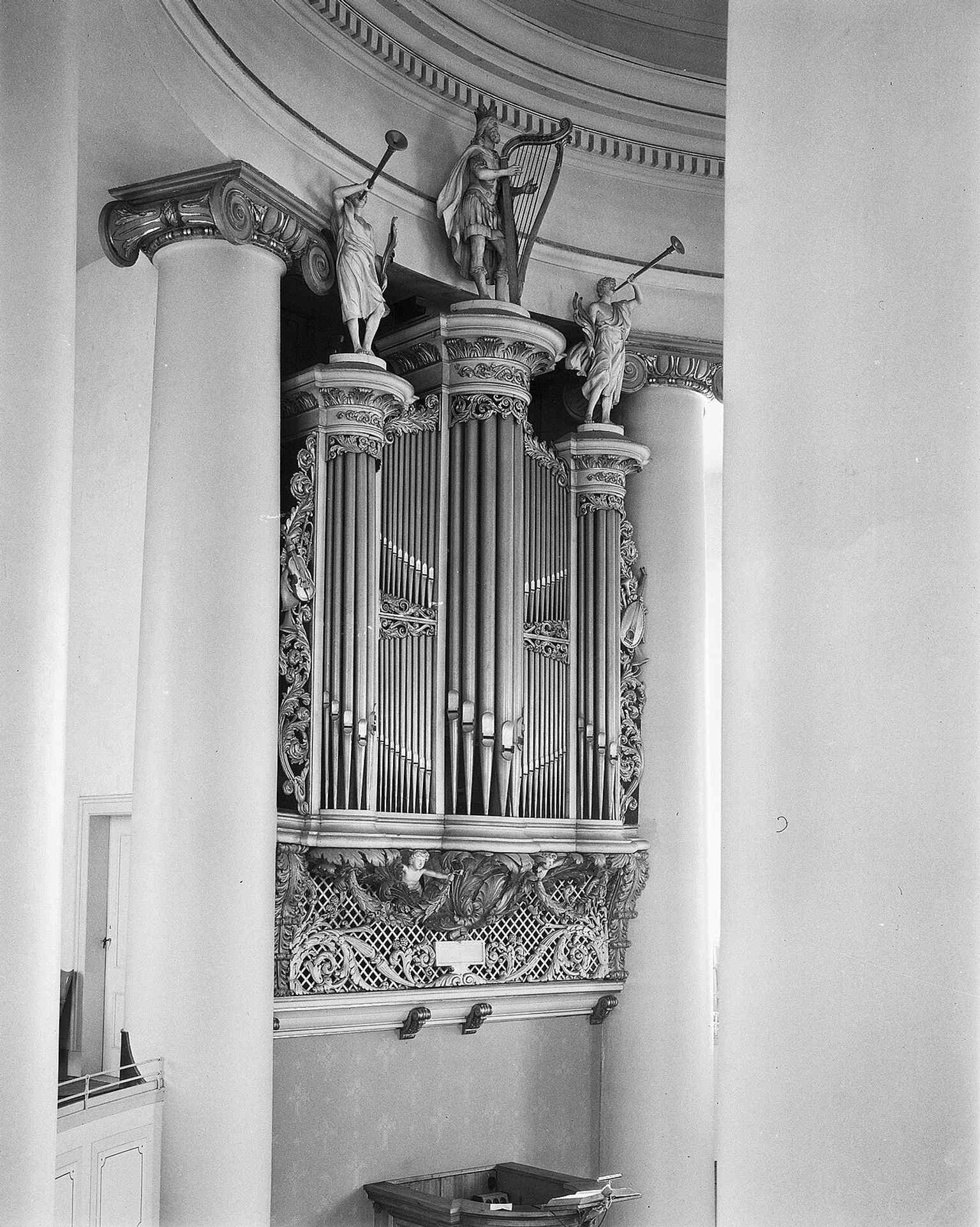 A dedicated organ image for the historic Naber instrument, whose 19th-century case and later restorations are part of the church’s story.