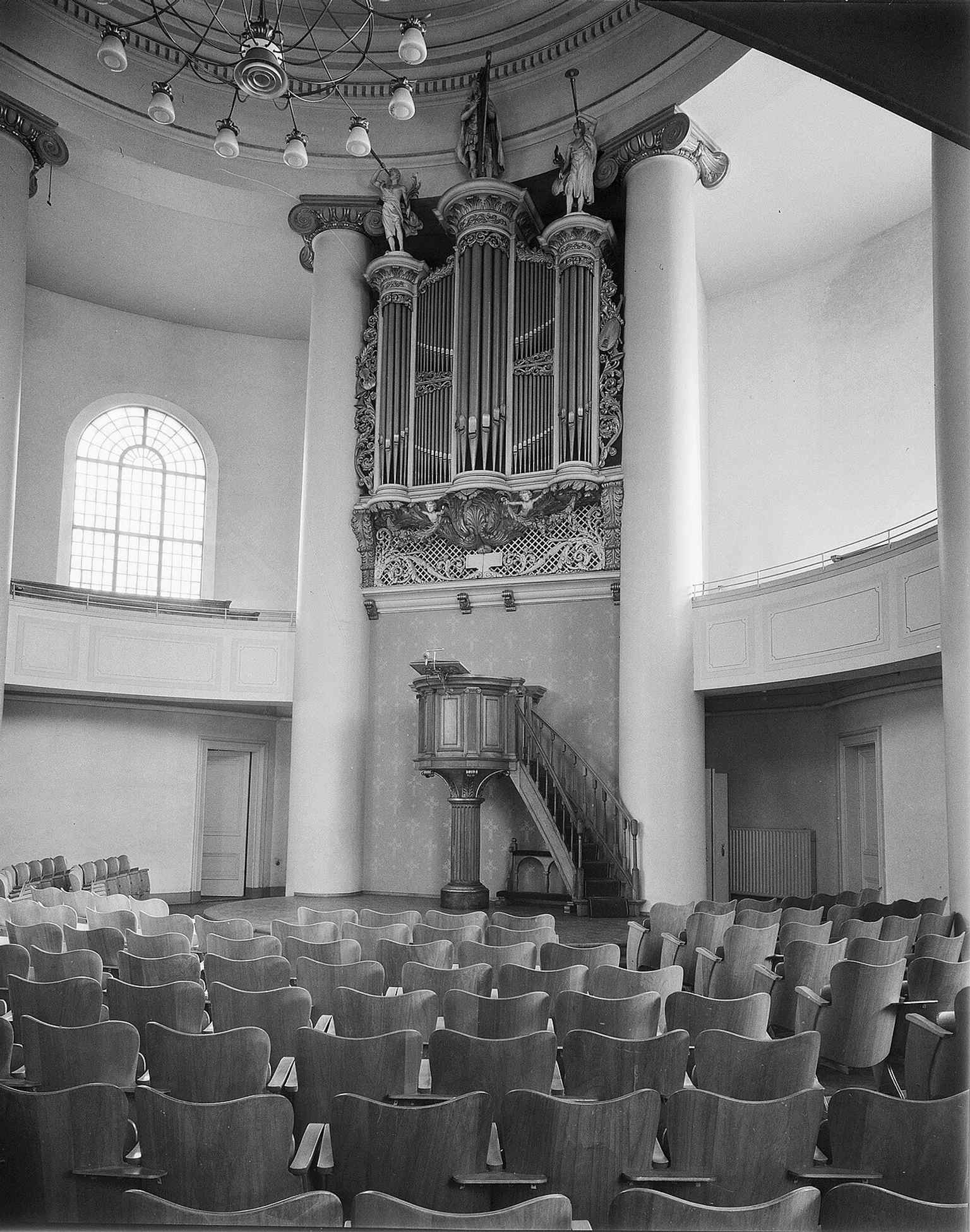 The interior with pulpit and organ reflects the church’s long Protestant worship tradition and its later musical life.