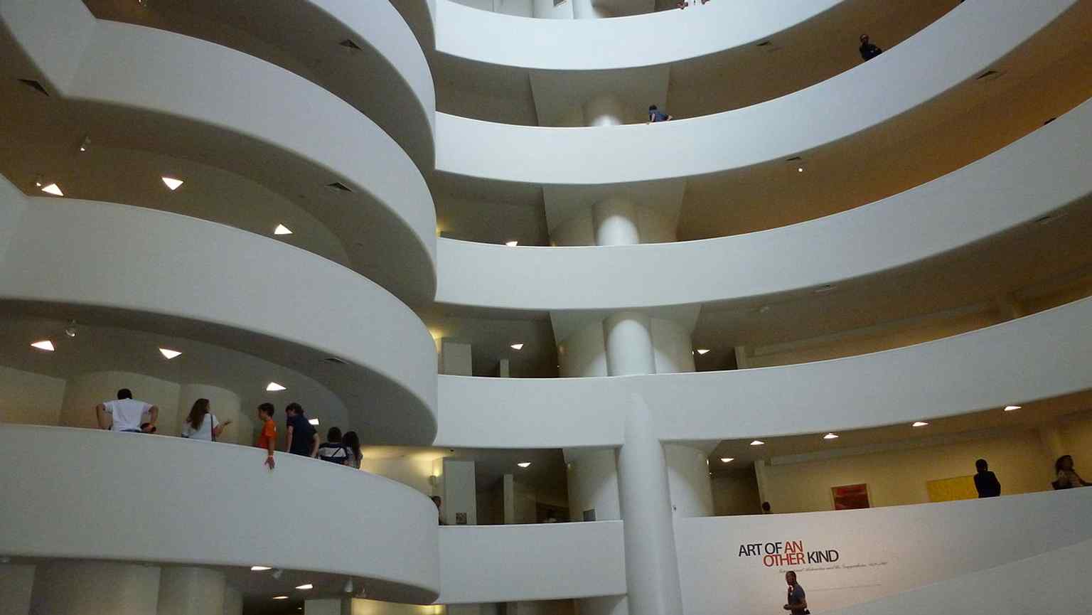 The curving ramp gallery shows the building’s unusual display spaces, which once sparked controversy but later became celebrated.