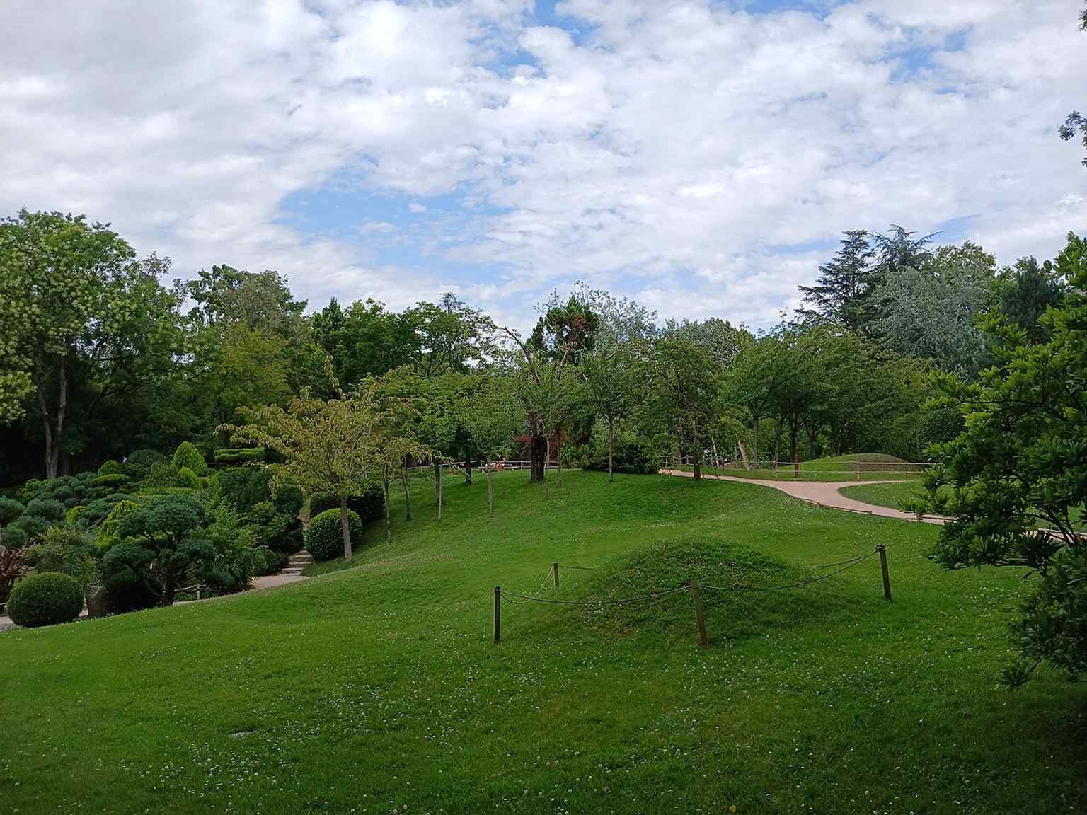 A broader view of the Pierre-Baudis Japanese Garden shows how the site sits inside the larger Compans-Caffarelli park, created on former military land.