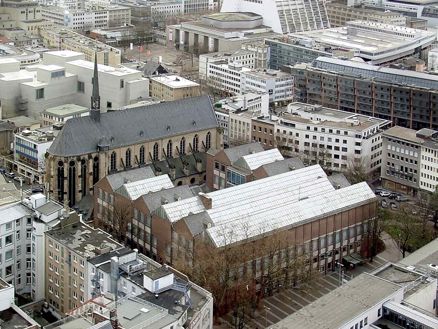 Ein Blick in einen der Ausstellungsräume des Museums, der die klare und minimalistische Ausstellungsarchitektur hervorhebt, die Sammlungen angewandter Kunst und modernen Designs beherbergt.