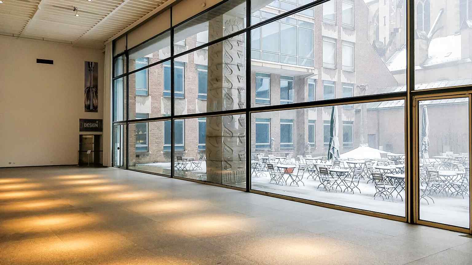 Der quadratische Innenhof des Museums, der die Grundform des ehemaligen Minoriten-Kreuzgangs aufgreift. Die verglaste Wand auf der Nordseite, die im Text erwähnt wird, dient als 'Schaufenster' für das Museum.