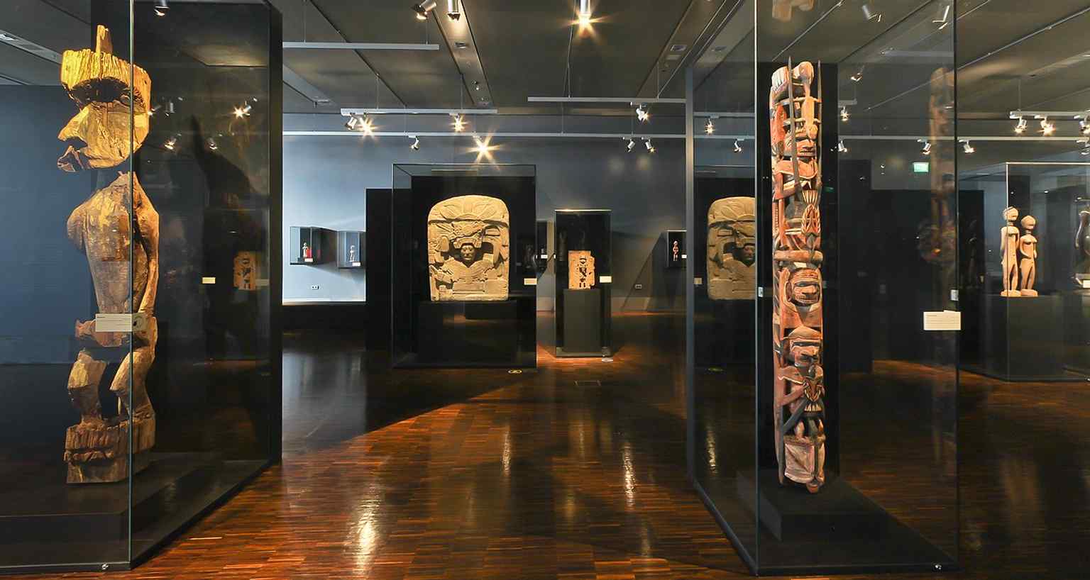 Dieser Räuchergefäß im Palenque-Stil, das den Jaguargott der Unterwelt darstellt, ist ein Beispiel für Maya-Kunst aus der späten Klassik und spiegelt die umfangreiche Sammlung des Museums aus Amerika wider.