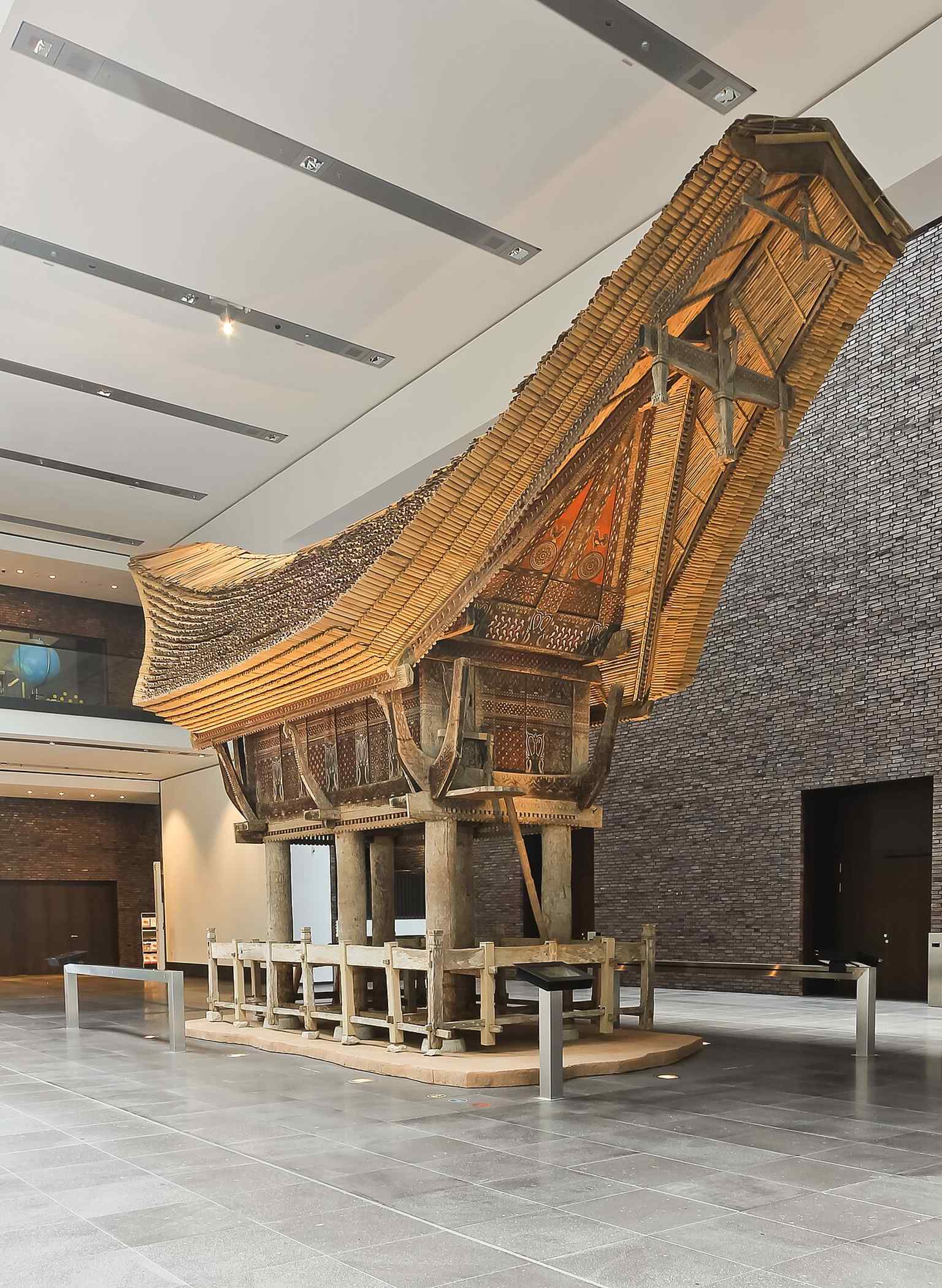 Diese Nachtansicht des Rautenstrauch-Joest-Museums, das 2010 im neuen Kulturquartier eröffnet wurde, zeigt ein Ausstellungsstück, das durch sein Fenster sichtbar ist.