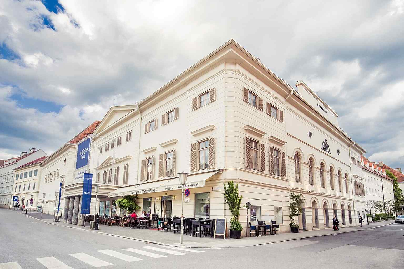 A clear modern view of the theatre’s exterior, linking today’s building to its long history on Freiheitsplatz and Hofgasse.