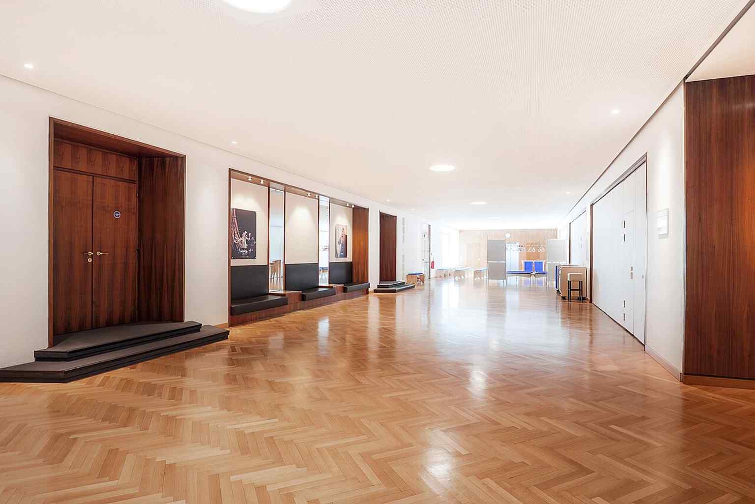 The third-floor foyer, a good view of the theatre’s layered interior circulation spaces and modern audience areas.
