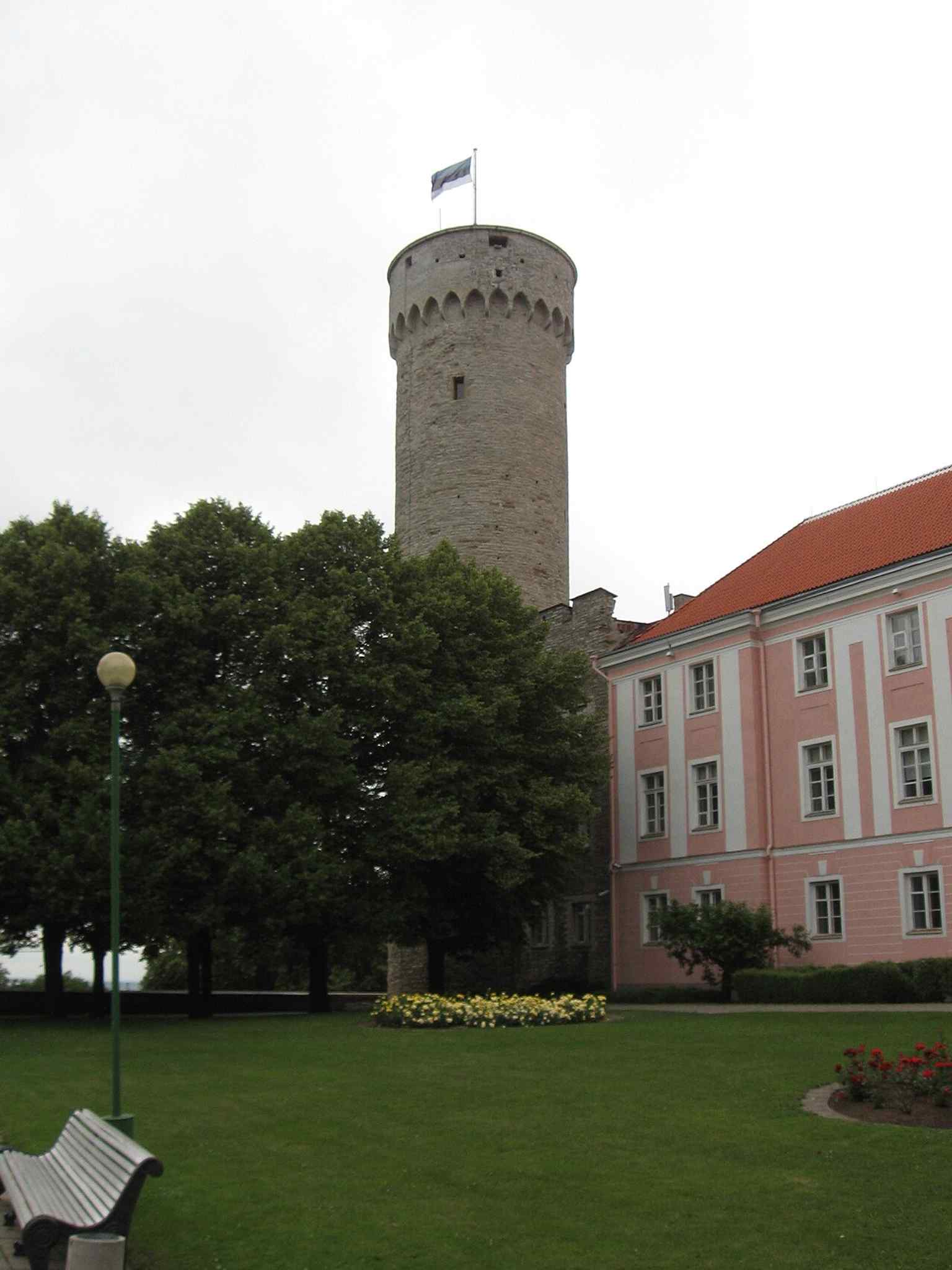 Tall Hermann with the castle beside it, a strong visual link between the medieval fortress and the modern state symbolism of the tower.