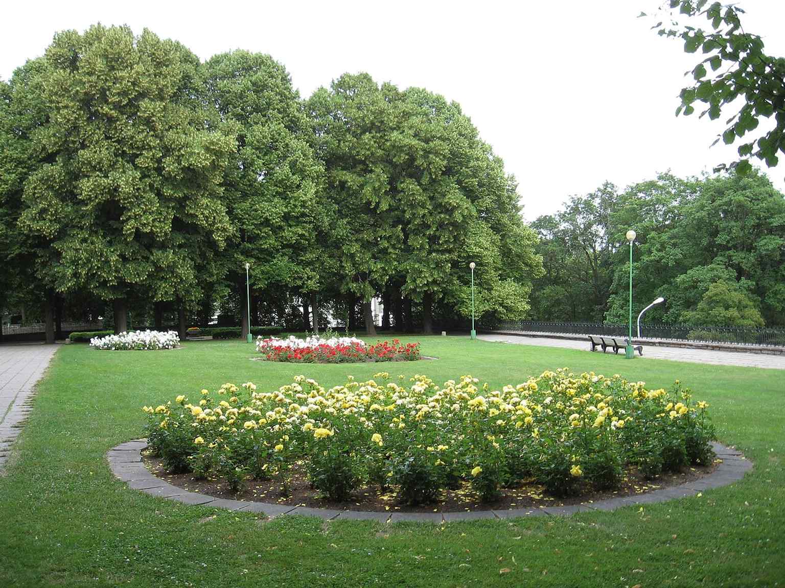 The Governor’s Garden next to the castle, part of the historic setting reshaped when the complex became a seat of administration.