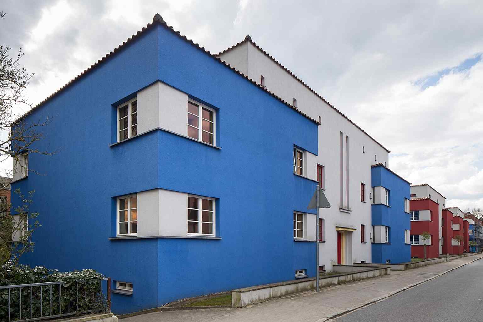 This wide view of the 'Italian Garden' housing estate highlights its status as Germany's first color-designed modernist settlement, built by Otto Haesler between 1924 and 1926.