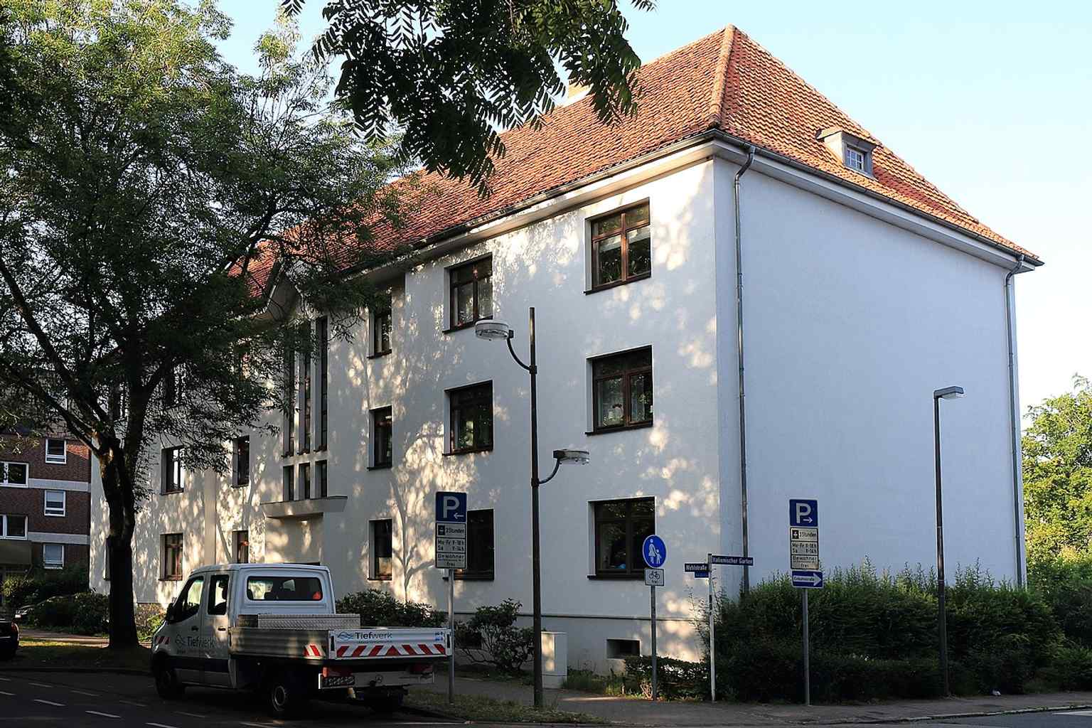 This is one of the two broad, hip-roofed buildings on Wehlstraße, designed by Haesler to 'shield' the modern, flat-roofed houses from the busy street with its more traditional, expressionist style.