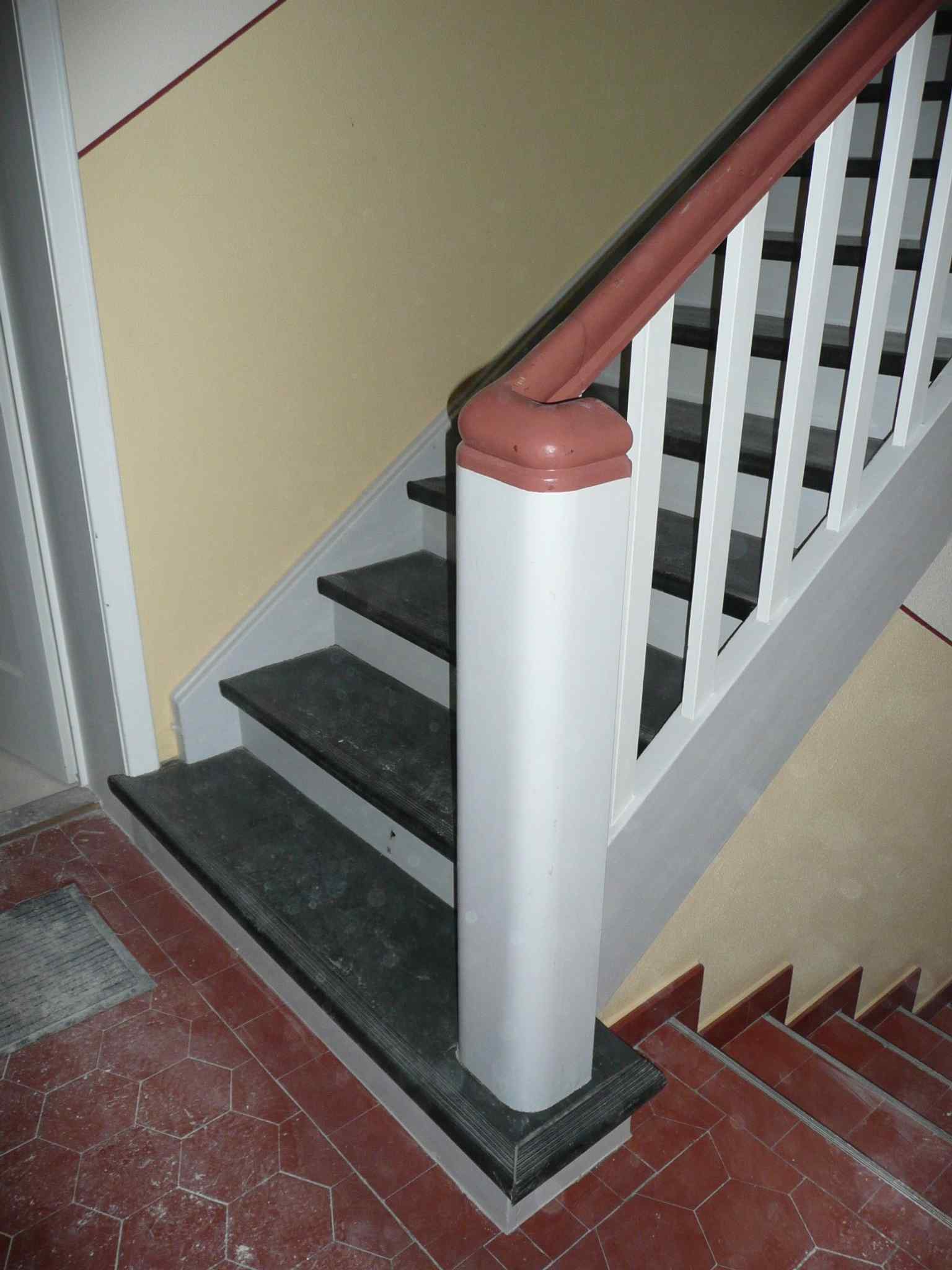 This interior view of a staircase hints at the generously sized apartments (up to 143 m²) that were originally designed for the upper-middle class, often including a small maid's room.