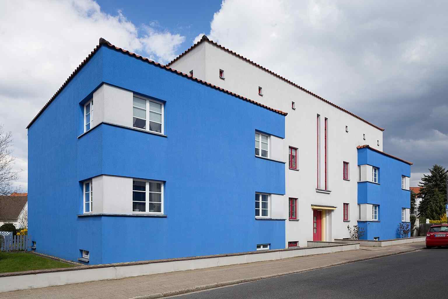 The blue facades of these four-family houses indicate larger apartments (129 m²), showcasing the settlement's innovative use of color as envisioned by architect Karl Völker.