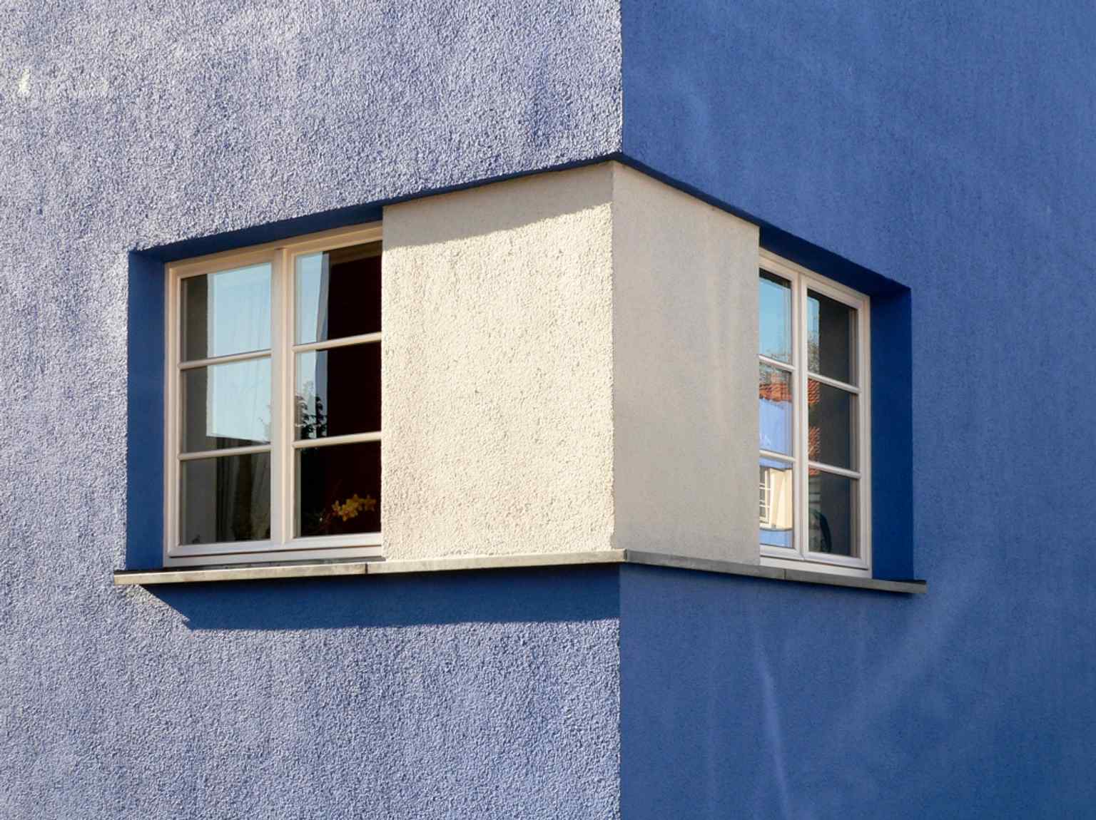 The windows pushed to the house edge enhance the plasticity of the building, a design element adopted by Haesler from contemporary Dutch architecture like De Stijl.