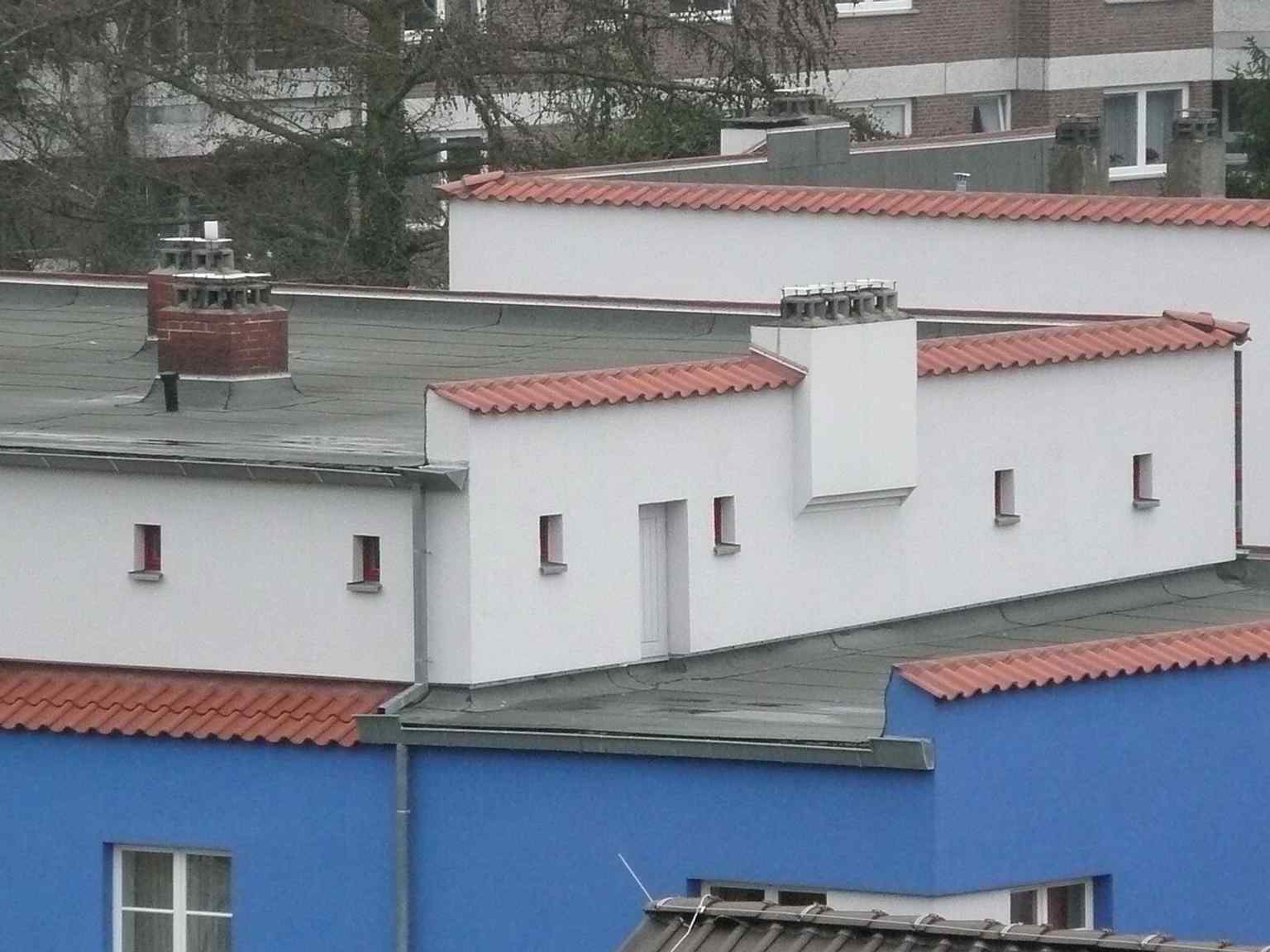 An elevated view of the settlement's flat roofs, a novel architectural feature for Celle at the time, which playfully earned the estate nicknames like 'New Jerusalem' or 'Marokko'.