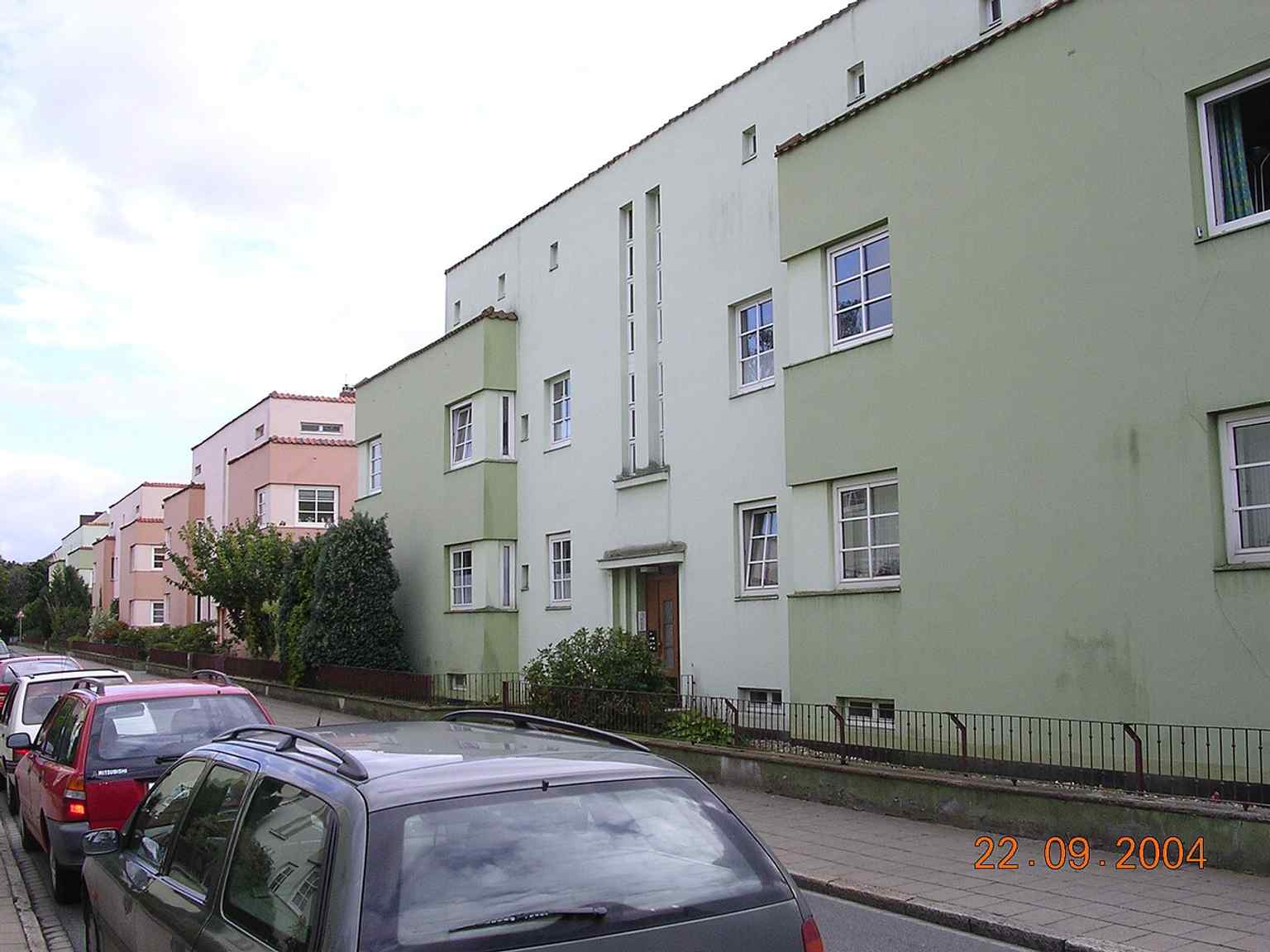This 2004 image shows the settlement before its major 2005-2006 restoration, revealing the pink and light green facades and non-original windows from a 1970s modernization.