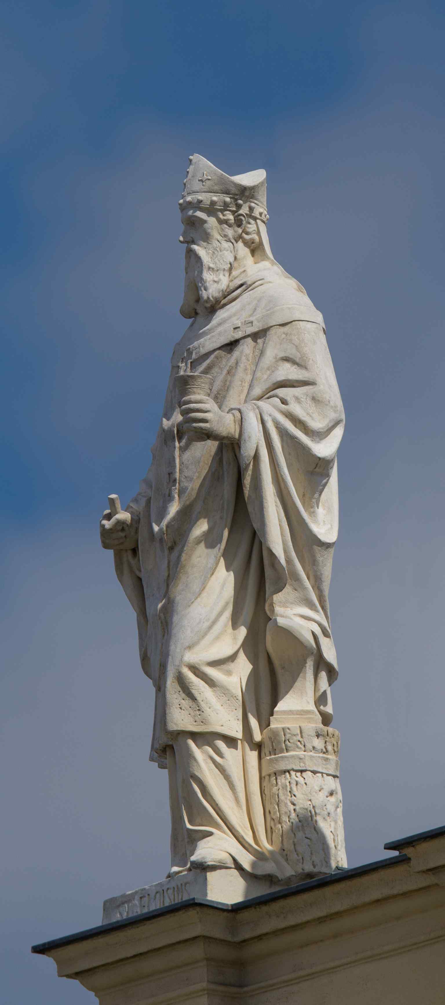 A glimpse of the numerous statues adorning the attic, representing personalities from the realm of art, as part of the museum's elaborate sculptural program.