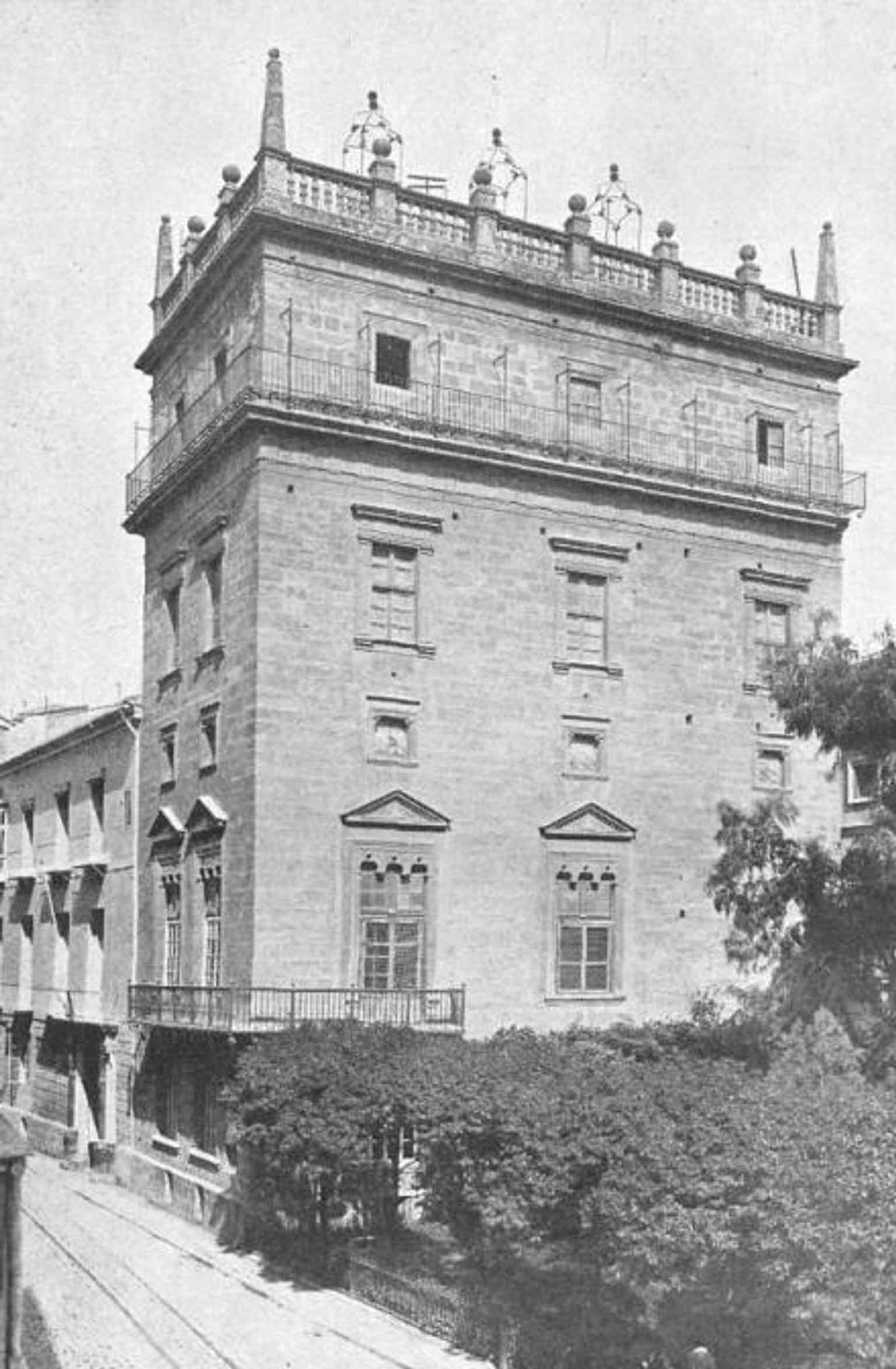 A historic glimpse of the Palace as it appeared in 1911, showing its evolution and earlier architectural footprint.