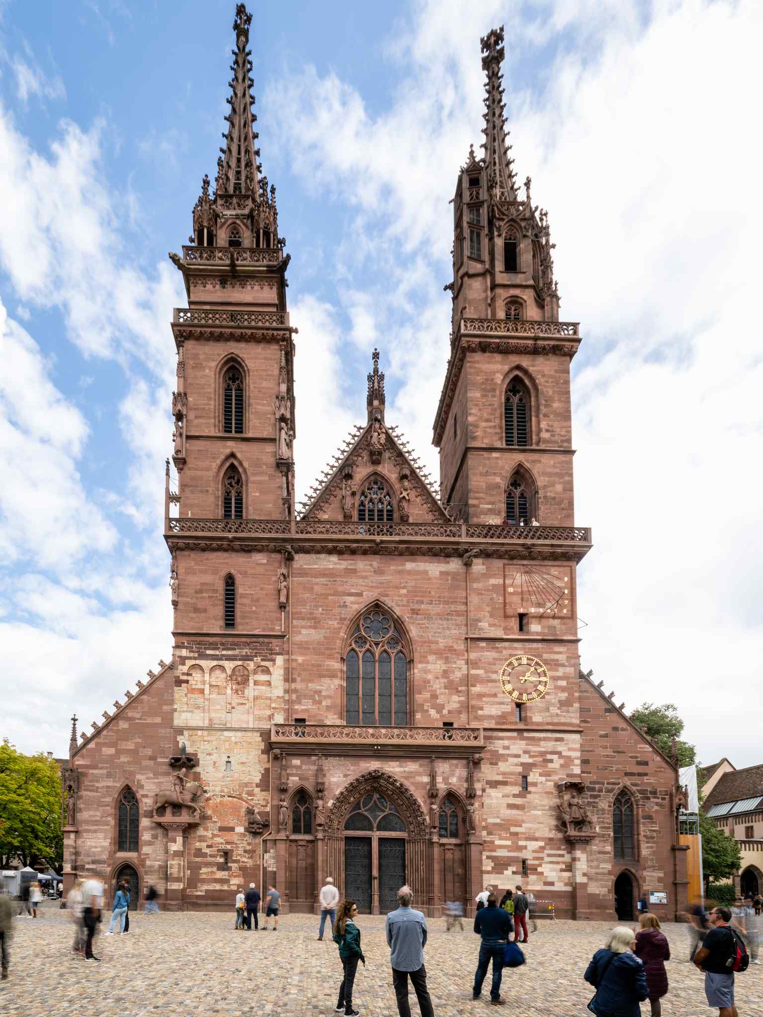 Westfassade des Basler Münsters (2023)