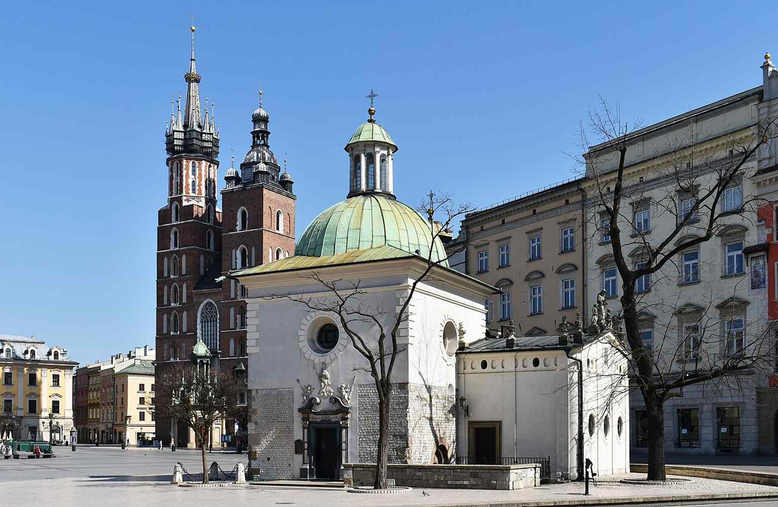 Eine klare Frontalansicht der Kirche hilft zu zeigen, wie klein St. Adalbert im Vergleich zum riesigen Marktplatz um sie herum ist.