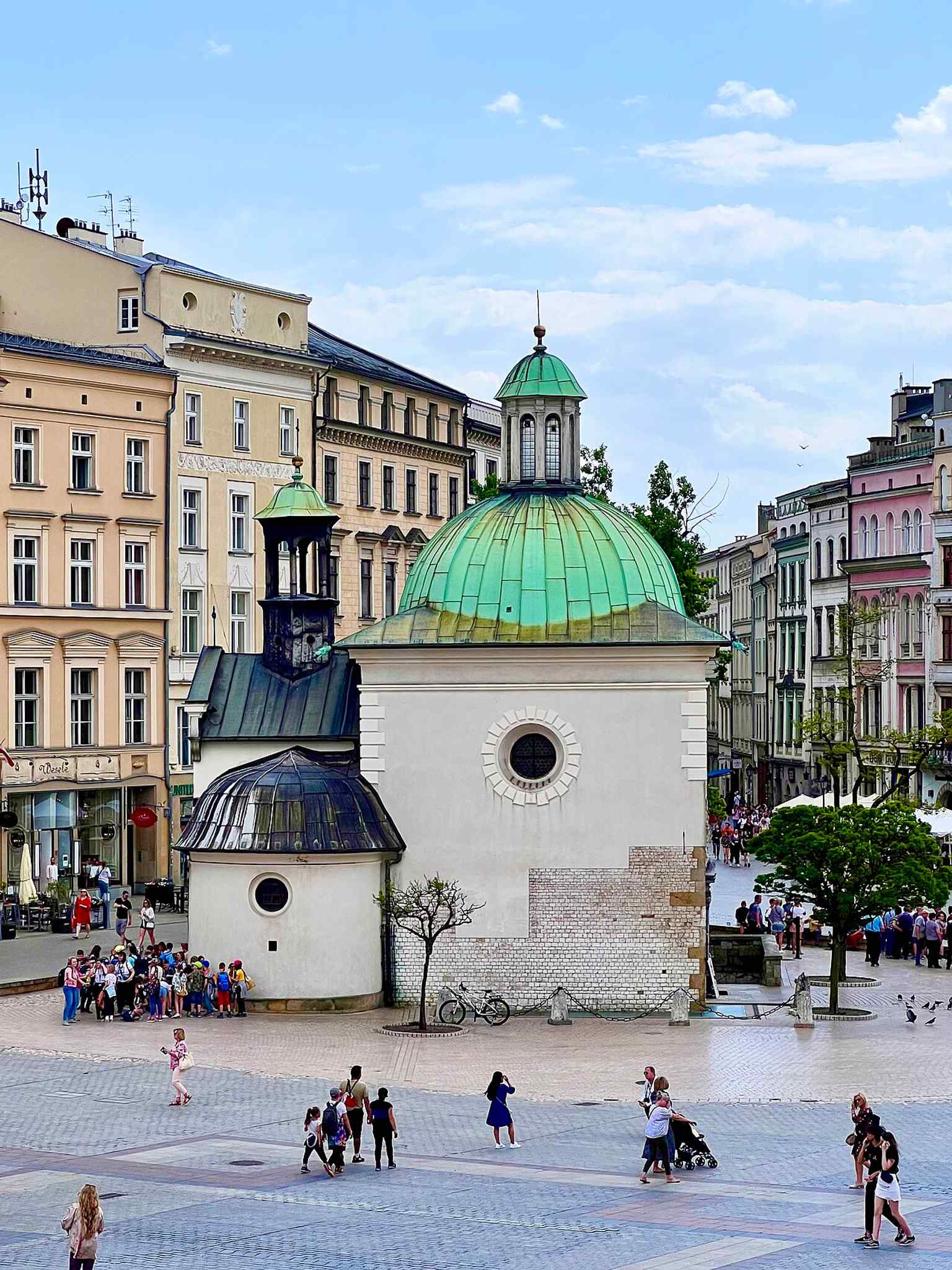 Diese gedruckte Ansicht von 1862 platziert St. Adalbert im historischen Krakau und spiegelt den Stellenwert der Kirche in der am frühesten dokumentierten Stadtlandschaft Krakaus wider.
